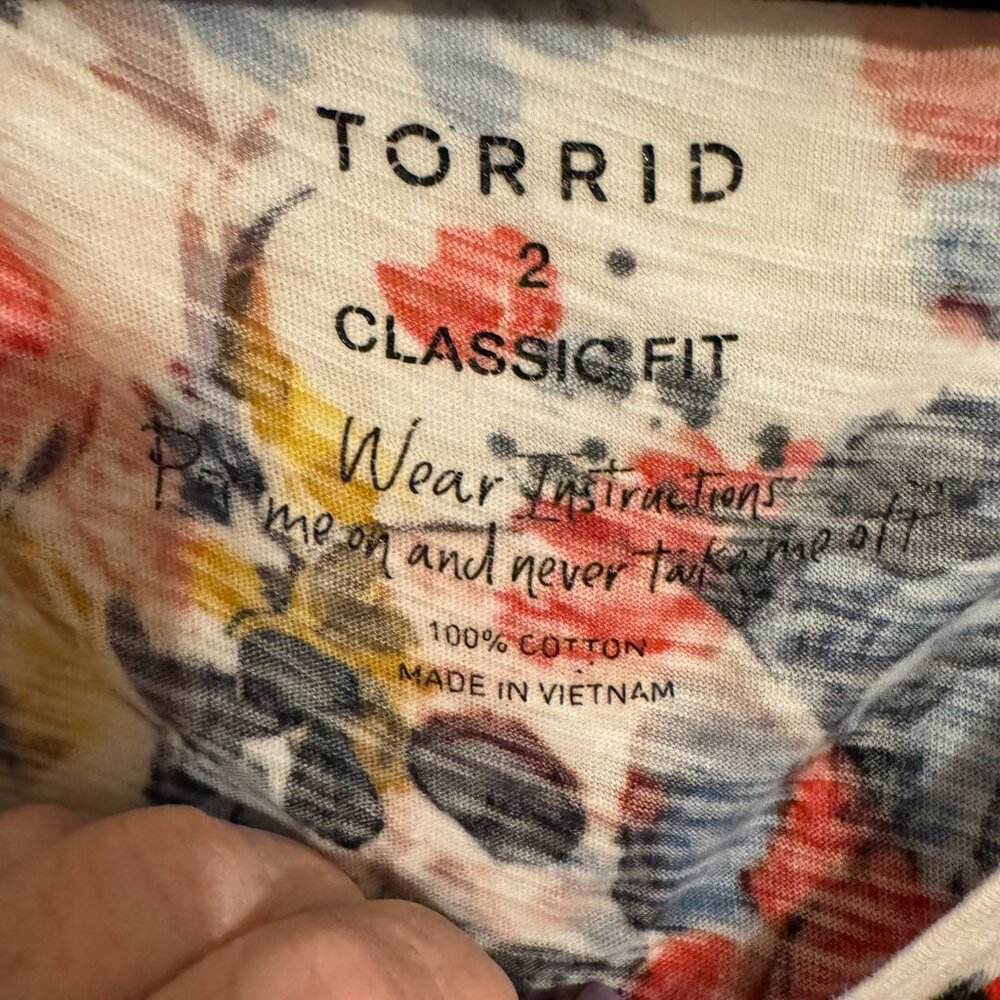 ❤️TORRID  SKULLS & FLOWERS PRINT V-NECK TEE 1X/2X     #C - Picture 6 of 6